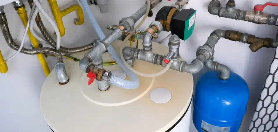 Installation of hot water and gas in a home, with water tank and pipes.